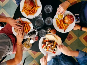 Como diferenciar o ‘comer demais’ com a compulsão alimentar?