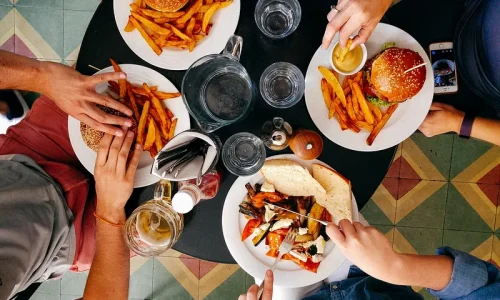 Como diferenciar o ‘comer demais’ com a compulsão alimentar?