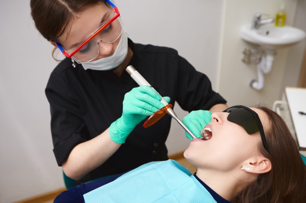 O clareamento tira o esmalte dos dentes?