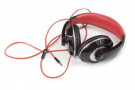 Fone de ouvido com fio de cor preto e vermelho